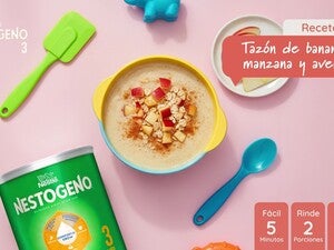 Tazón de banano, manzana y avena.