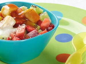 Trocitos de frutas con NESTUM® TRIGO BANANO Y MANZANA