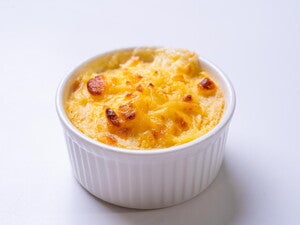 Pastelito horneado de papa, con pollo desmechado y queso con NUTRIADVANCE®