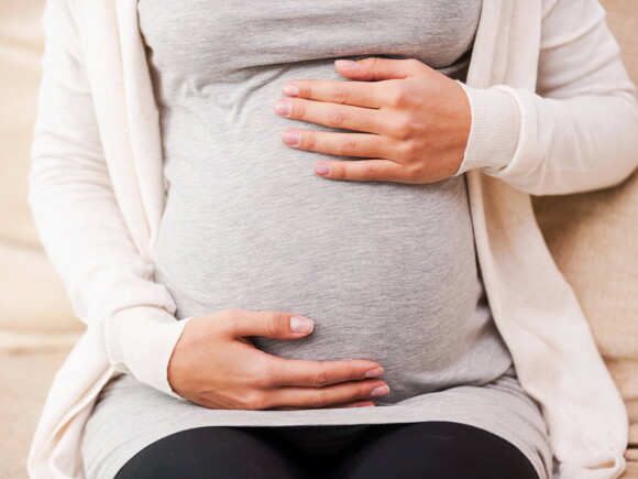 Diabetes en el embarazo Imagen de una embazada acariciando su vientre