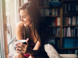 9 semanas de embarazo Mamá tomando un rato libre viendo por la ventana