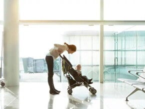 Madre paseando a niño en el aeropuerto