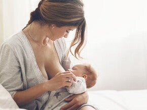 Cómo alimentar a tu bebé si sufre de labio leporino o paladar hendido hijo y madre