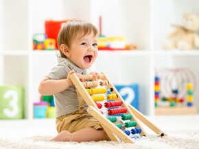 Bebé alegre jugando con juguete