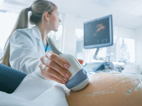 Garantizando un Embarazo Saludable Una mujer embarazada se realiza un ultrasonido para control prenatal