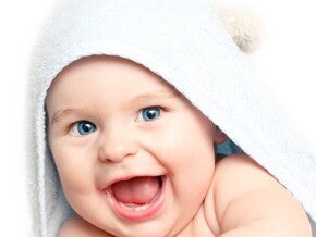 Dentición en bebés, bebé sonriendo con sus primeros dientes