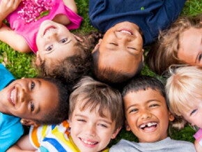 Niños en circulo sonriendo
