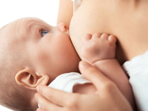 alimentos-prohibidos-en-la-lactancia.jpg Bebé tomando leche materna.