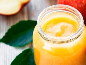 Manzanas y compota de manzana sobre una mesa