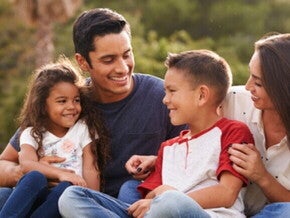 Una familia con el padre, los hijos y la madre sonriendo