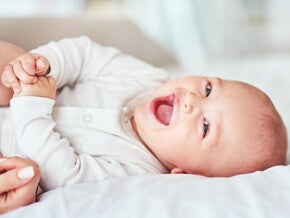 Bebé sonriendo.