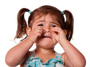 Niña-pequeña-haciendo-berrinche-en-la-mesa Niña-pequeña-haciendo-berrinche-en-la-mesa