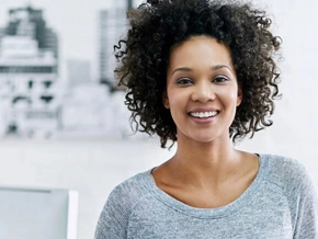Mujer sonriendo, ovulación en la mujer