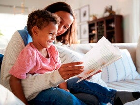 Lee cuentos cortos a tus hijos y contribuye en su desarrollo. Mamá leyendo cuentos cortos con su hijo