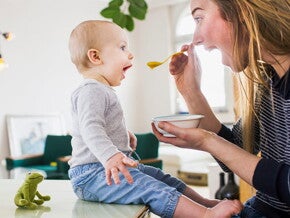 Conoce el desarrollo de tu bebé de 10 meses Madre alimentando a su bebé