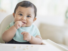 Un bebé de 9 meses comiendo
