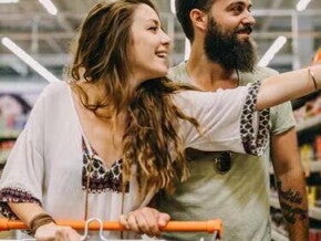 Dos personas haciendo un mercado familiar