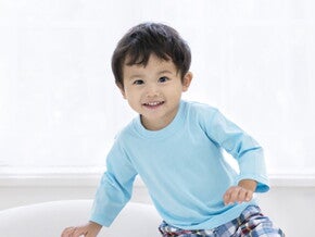 Las emociones son fundamentales en el desarrollo de los niños niño sonriendo y expresando sus emociones