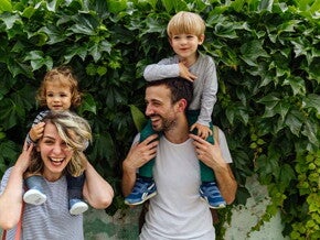 Los padres riendo con los hijos alzados.