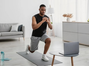 El papel del padre antes del embarazo Hombre haciendo ejercicio en la sala.