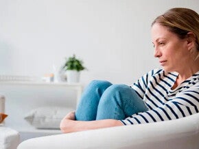 Madre con gesto triste tras resultado negativo en prueba de embarazo