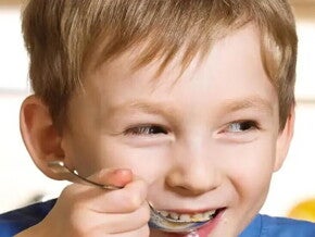 niño comiendo