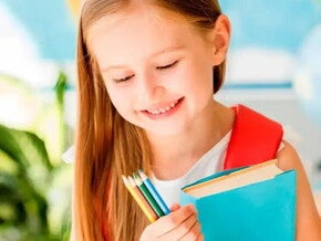 niña pintando