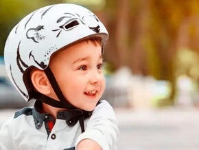 niño con casco