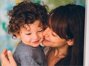 Madre dando besos a su hijo