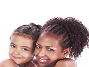 madre e hija brazadas