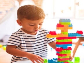 niño jugando