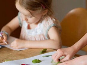Dos niñas haciendo actividades de arte para niños como manualidades