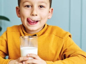 niño tomando leche