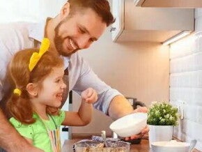 papá e hija cocinando
