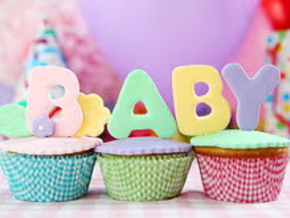Ideas revelación de género Cupcakes decorados con la palabra “Baby” para fiesta de revelación de género.