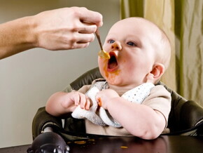 Tu guía para comenzar a darle a tu bebé alimentos sólidos Tu guía para comenzar a darle a tu bebé alimentos sólidos