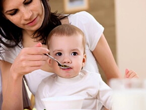 Conoce los mitos y verdades sobre la alimentación Niño pequeño siendo alimentado