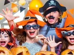 familia celebrando halloween