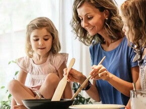 madre explica como cocinar a sus dos hijas