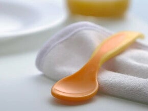 Cuidados para evitar complicaciones del puerperio Mamá abrazando a bebé durmiendo en el periodo del puerperio.