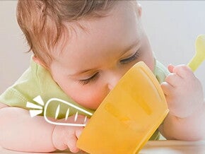 Niña pequeña comiendo un snack.