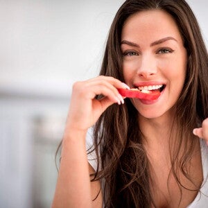 Mamá comiendo alimentos que afectan la fertilidad femenina