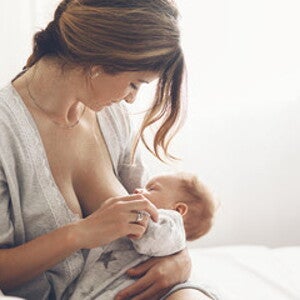 Cómo alimentar a tu bebé si sufre de labio leporino o paladar hendido hijo y madre