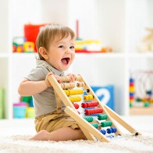 Actividades de estimulación temprana para bebés de 12 a 24 meses Bebé alegre jugando con juguete