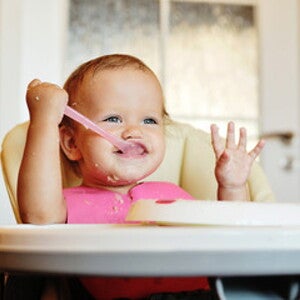 Bebé comiendo cereal NESTUM Arroz Bebé comiendo cereal NESTUM Arroz