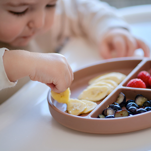 Estrategias efectivas para que tus hijos amen las frutas Un niño disfrutando de frutas frescas.