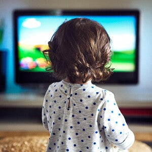 Efectos de las pantallas en bebés niño viendo dibujos animados en la tv