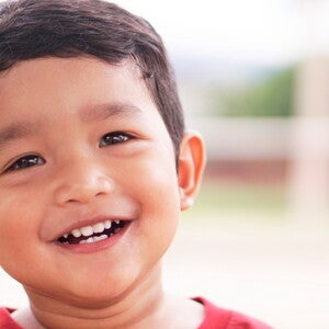 Niño alegre mirando la cámara Niño alegre mirando la cámara