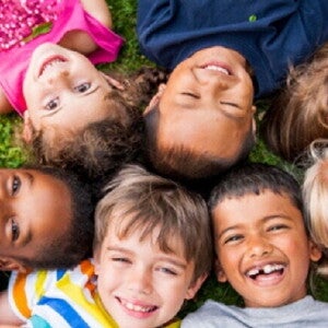 ¿Para qué sirve la vitamina D y en dónde encontrarla? Niños en circulo sonriendo