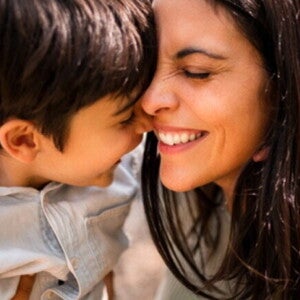El significado de la empatía y cómo hacer que los niños la practiquen Madre abrazando a su hijo
